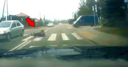 Moment potrącenia nastolatki na pasach. Za to kierowca z Podlasia stracił prawo jazdy