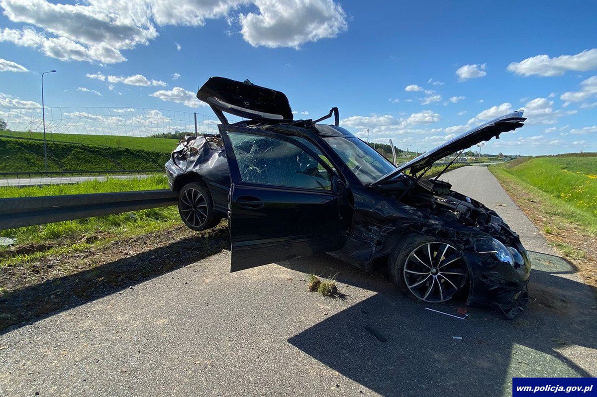 Przeleciała przez barierki na S7 i uciekła. Policjanci szybko ją znaleźli