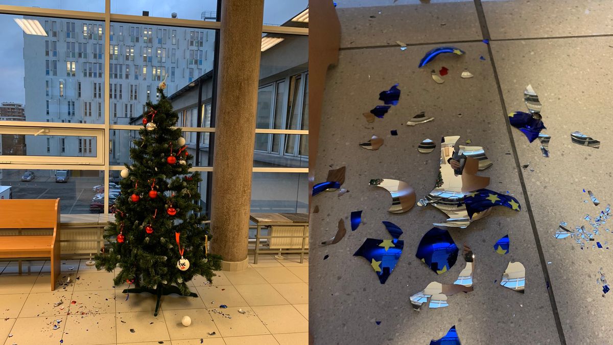 Zniszczona choinka w krakowskim sądzie 