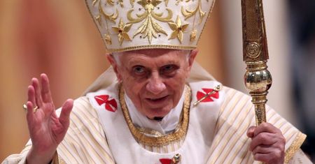 Benedykt XVI nie żyje. Papież miał za sobą pobyt w obozie jenieckim i TRUDNĄ MIŁOŚĆ