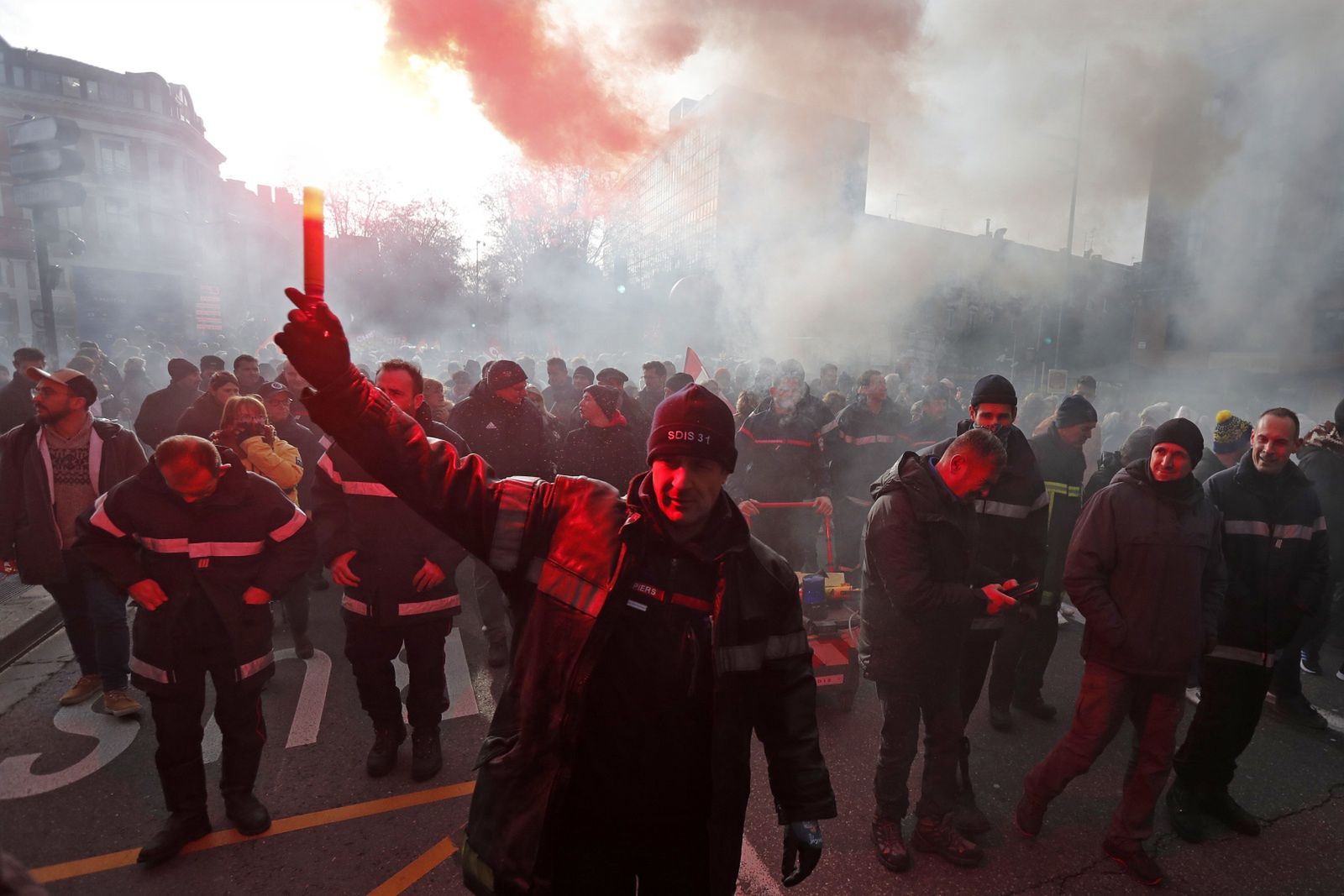 French trade unions strike against planned pension reform, in Toulouse
epa10415084 A firefighter lights a red flare during a national strike led by French Trade Unions against the government's reform of the pension system, in Toulouse, 19 January 2023. The French government plans to delay the minimum retirement age from 62 to 64 by 2030.  EPA/GUILLAUME HORCAJUELO 
Dostawca: PAP/EPA.
GUILLAUME HORCAJUELO