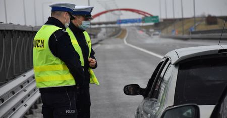 Rząd cieszy się ze skuteczności mandatów, ale nie pokazał wszystkich danych. Wprowadzone zmiany nie działają