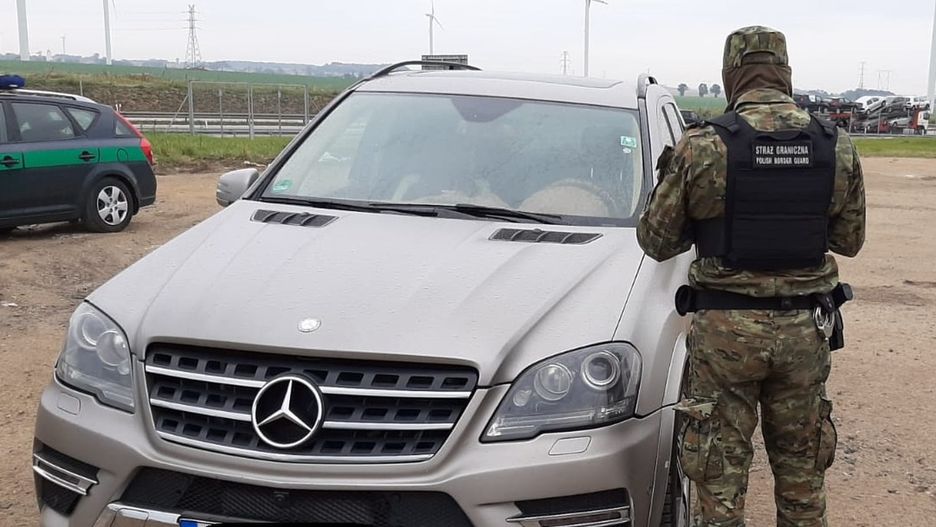 Legnica. Przy A4 stał porzucony Mercedes wartości 80 tys zł. Zostawił go złodziej