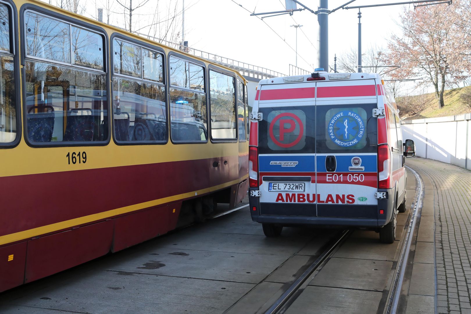 Dramat w centrum Łodzi, nie żyje pasażerka jednego z tramwajów