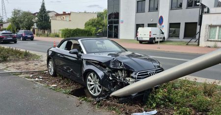 49-letni kierowca Audi uderzył w latarnię na ul. Chopina w Płocku. Był reanimowany!