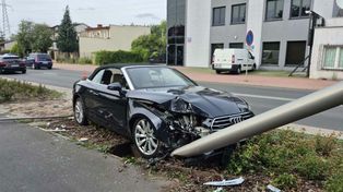 49-letni kierowca Audi uderzył w latarnię na ul. Chopina w Płocku. Był reanimowany!