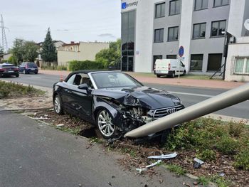 49-letni kierowca Audi uderzył w latarnię na ul. Chopina w Płocku. Był reanimowany!