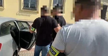 Wulgarnie zaczepiał ekspedientkę. Uderzył ochroniarza. W końcu wyciągnął nóż