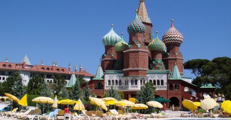 Hotel, który przypomina Kreml i Plac Czerwony. Znajduje się w Turcji