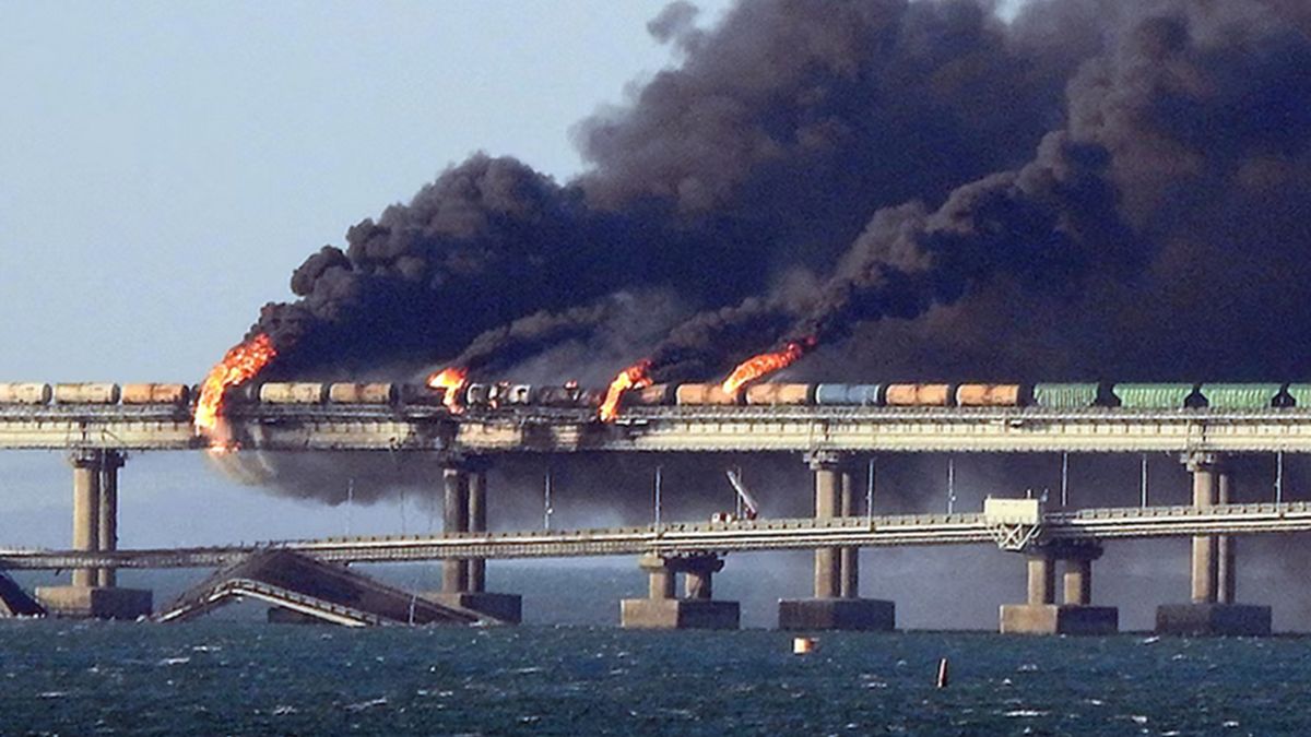 Most krymski jest bez przerwy ostrzeliwany przez Ukraińców. 