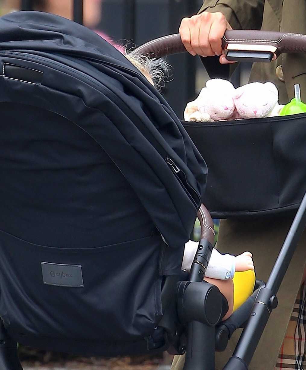 Irina Shayk na spacerze z córką