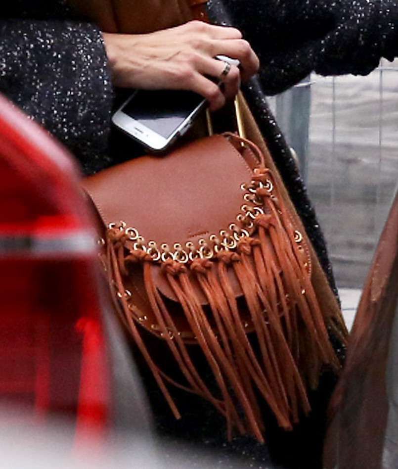 Joanna Koroniewska nosi torebkę z frędzlami