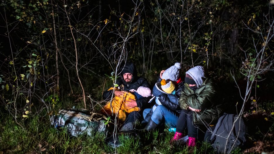 Kolejni migranci z malymi dziecmi trafili do placowki SG w MichalowieOkolice Michalowa, woj. podlaskie, 06.10.2021. W lesie aktywisci z grup pomocowych odnalezli w lesie uchodzcow, ktorzy pare dni wczesniej przekroczyli nielegalnie granice polsko-bialoruskiej, dwa malzenstwa irackich Kurdow z dziecmi w wieku 1 roku i 3 lat. Po 1,5 godzinie oczekiwania, patrol SG zabral uchodzcow do placowki Strazy Granicznej w Michalowie. N/z Kurdowie zostali odnalezieni w lesie, prosili o azyl polityczny w Polsce i blagali zeby nie cofnac ich na Bialorus,Image: 636959938, License: Rights-managed, Restrictions: UWAGA! NIE MA ZGODY NA PUBLIKACJE WIZERUNKU UCHODZCOW, Model Release: no, Credit line: Michal Kosc / ForumMichal Kosc / ForumMichalowo, uchodzcy, migranci, kryzys migracyjny, kryzys uchodzczy, nielegalna migracja, interwencja aktywistow, pomoc uchodzcom, las, w lesie, male dzieci, iraccy Kurdowie, kryzys na granicy polsko-bialoruskiej, wschodnia granica Polski, granica Schengen, nielegalne przekroczenia granicy, Podlasie, granica z Bialorusia, sciana wschodnoa, wschodnia Polska, Straz Graniczna, interwencja Strazy Granicznej, koleni uchodzcy z dziecmi w Michalowie 20211006, category_code_"welf;, category_code_def;, category_code_pol;, category_code_"
