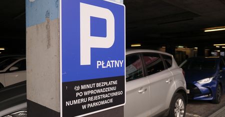 Od dziś parkowanie pod tą galerią handlową jest płatne. Zapominalscy kierowcy zapłacą 190 złotych