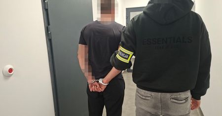 Jechał Volkswagenem zygzakiem. Policjanci odkryli, że powinien od dawna siedzieć w więzieniu