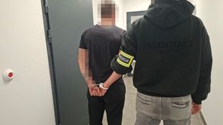 Jechał Volkswagenem zygzakiem. Policjanci odkryli, że powinien od dawna siedzieć w więzieniu