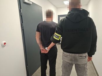 Jechał Volkswagenem zygzakiem. Policjanci odkryli, że powinien od dawna siedzieć w więzieniu
