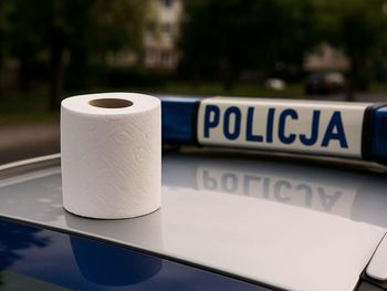 Weszli do sklepu przez okno po papier toaletowy. Złapała ich policja