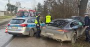 Jędrzejów: Rozbił sportowego mercedesa na drzewie. Próbował uciekać