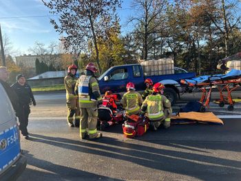 Łask: Potrącenie dwóch 15-latek. Jedna z nich znalazła się pod samochodem