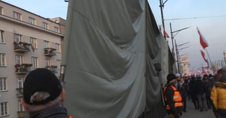 Zasłonięto przed Marszem balkony z flagami LGBT. Przed rokiem płonęło tu mieszkanie