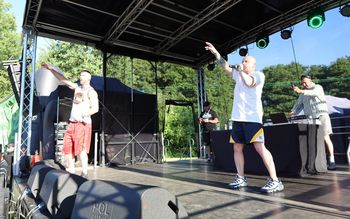 W Kobylnicy wystąpił Peja z formacją Slums Attack. Na koncert ściągnęły rzesze fanów