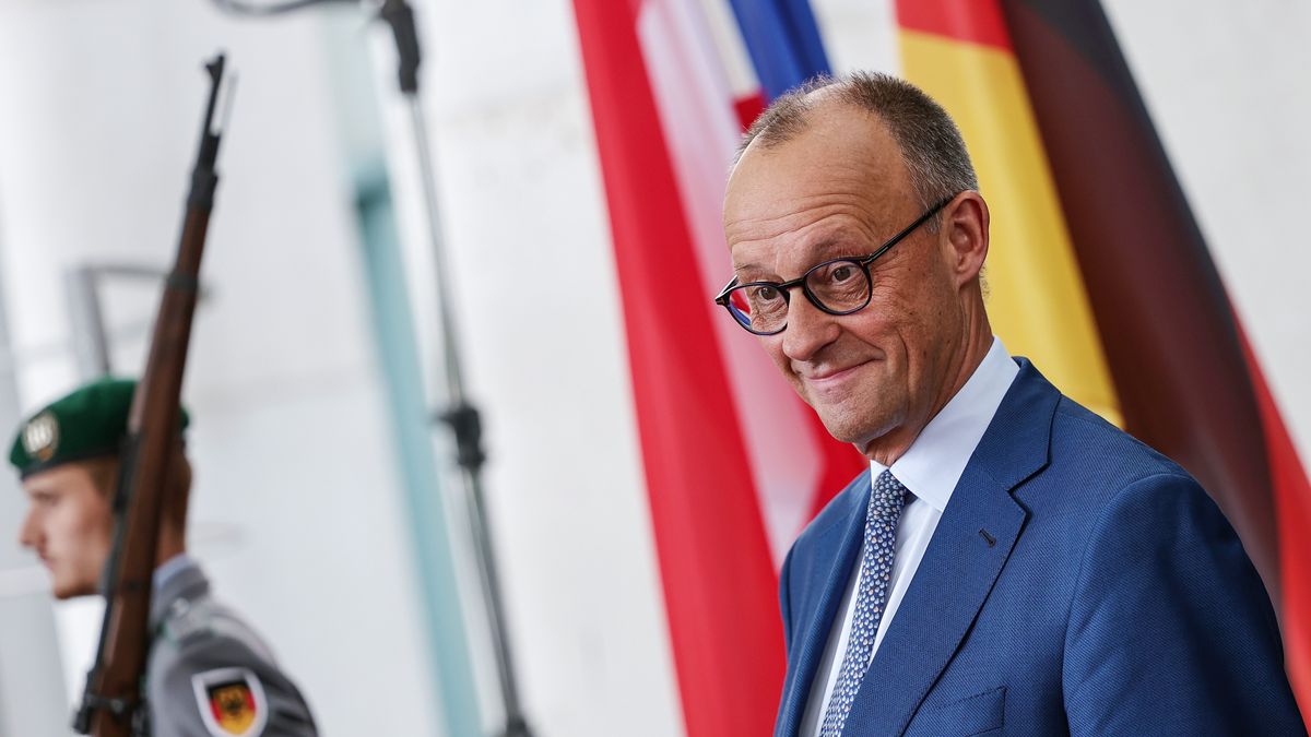 German Chancellor Friedrich Merz awaits the arrival of Austria's chancellor at the chancellery in Berlin, Germany, 27 June 2025. EPA/Filip Singer Dostawca: PAP/EPA.