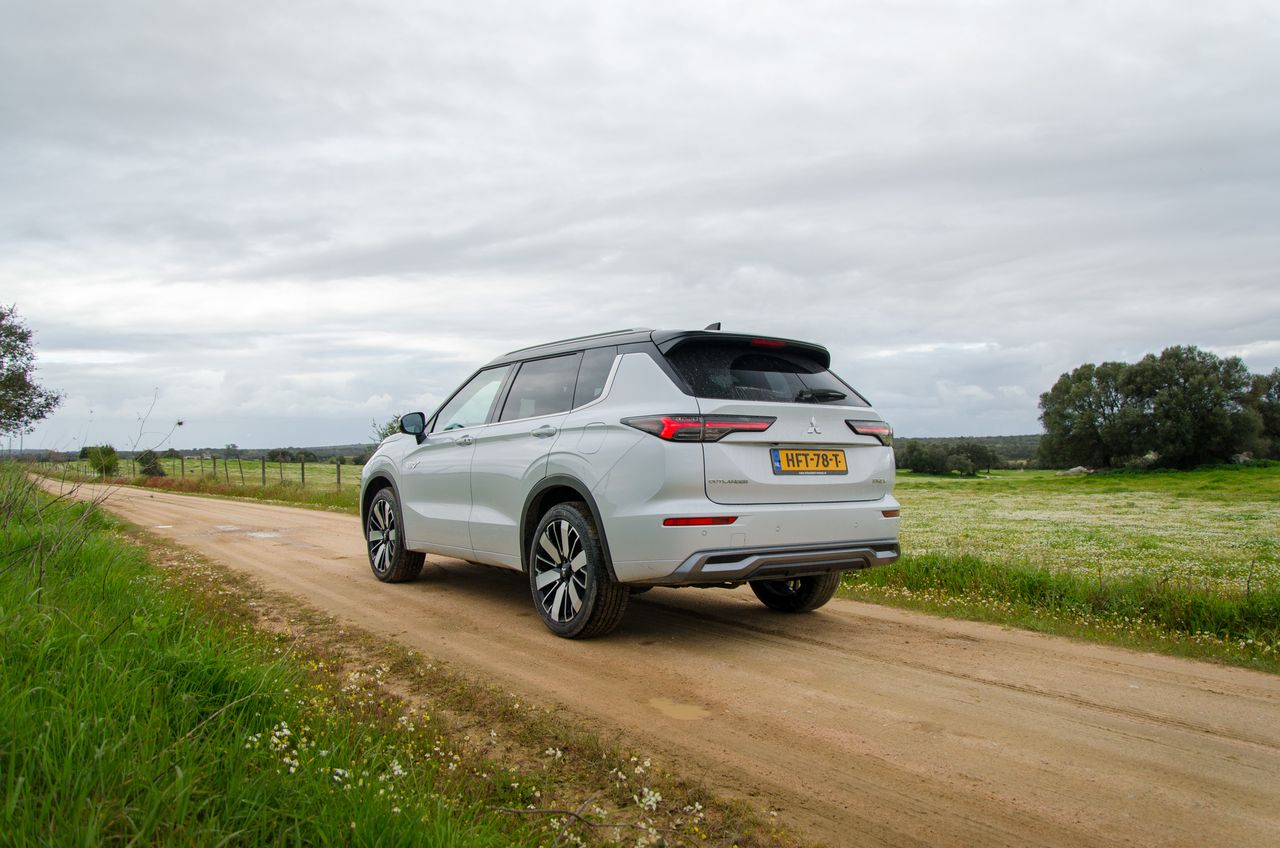Mitsubishi Outlander PHEV (2025)