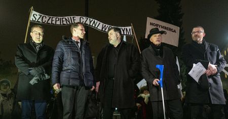 Powiązali szczepienia z Auschwitz. Lichocka o proteście Konfederacji: to hańba! Bawią się śmiercią milionów