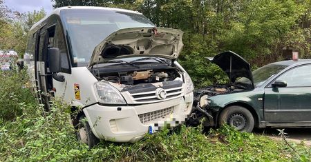 Uczniowie jechali do szkoły. Dziecko i opiekunka w szpitalu