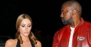Kanye West w kurtce inspirowanej "Thrillerem" i Bianca Censori z DEKOLTEM DO PĘPKA maszerują na film o Jacksonie. Stylowi? (FOTO)