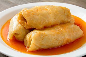 Ryż do gołąbków gotuje się inaczej niż do obiadu. Jeśli popełnisz błąd, farsz będzie niesmaczną breją