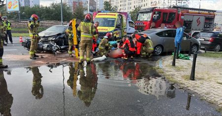 Warszawa: Poważne zderzenie na Woronicza. Motocyklista ciężko ranny