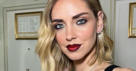 Tym razem nie "naga sukienka", a prześwitujący top i kabaretki. Chiara Ferragni na Paris Fashion Week