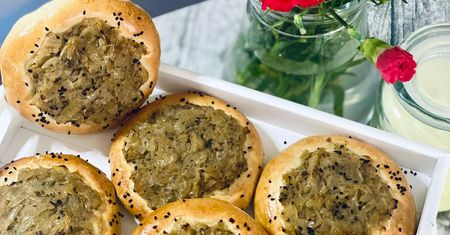 Domowe cebularze krok po kroku. Smakują wybornie