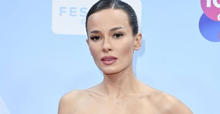 Prześwitująca spódnica skradła show. Uwagę jednak zwracają buty
