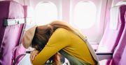 Nigdy nie śpij tak w samolocie. Steward wyjaśnia, dlaczego