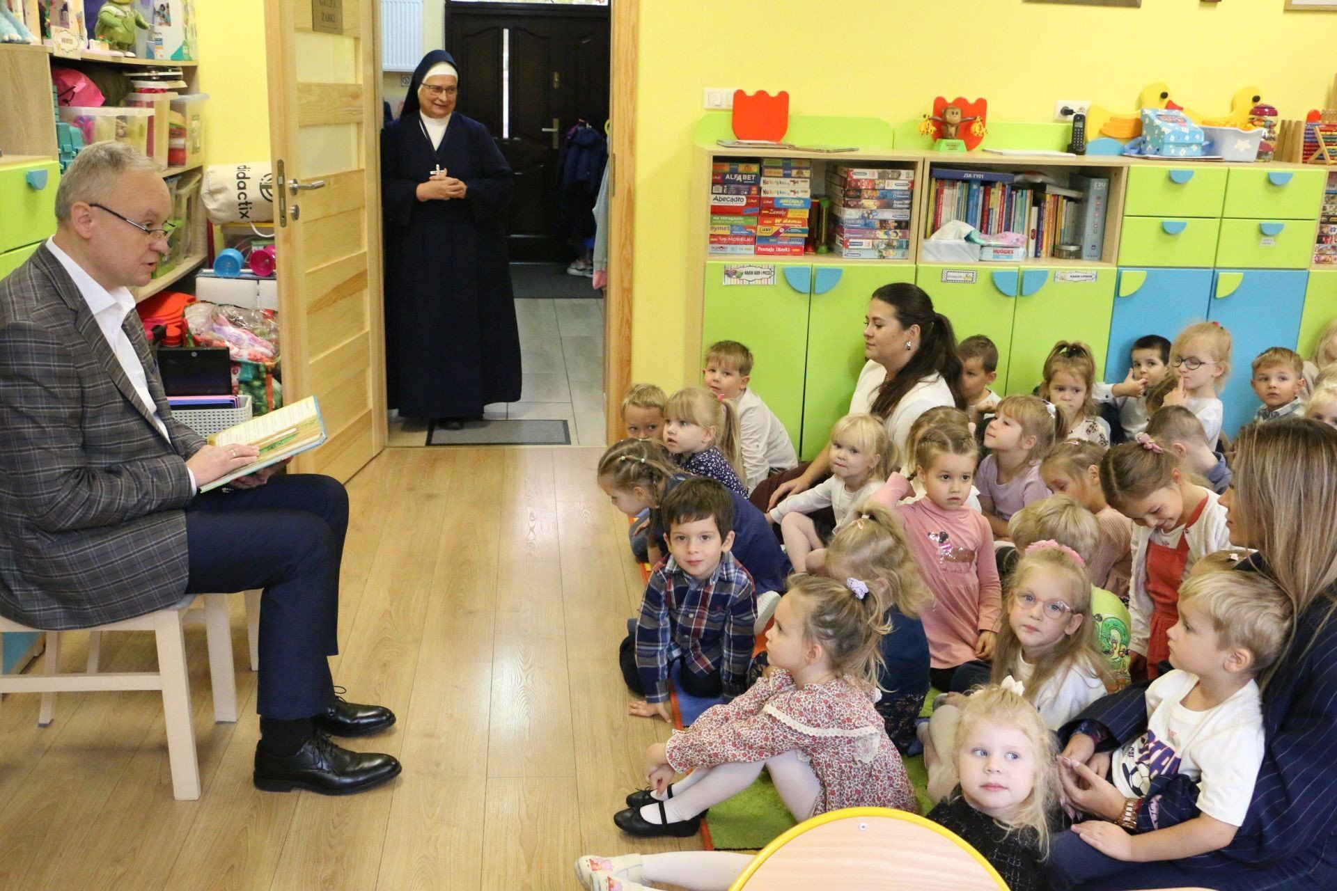 Burmistrz Aleksandrowa Kujawskiego czytał bajki przedszkolakom