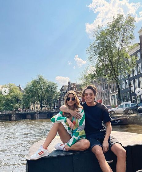 Julia Wieniawa i Nikodem Rozbicki pałaszują ostrygi podczas pobytu w Amsterdamie