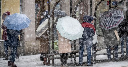 Burza śnieżna nad miastem. Mieszkańcy polskiego miasta zaskoczeni