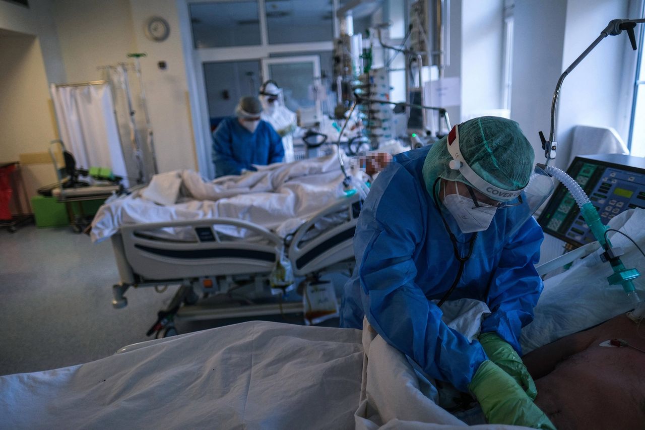 Koronawirus. Obostrzenia poluzowane. "Ale sytuacja w Polsce nadal nie jest dobra"