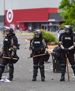 Były policjant z Minneapolis z zarzutem. Starcia na ulicach wielu miast USA