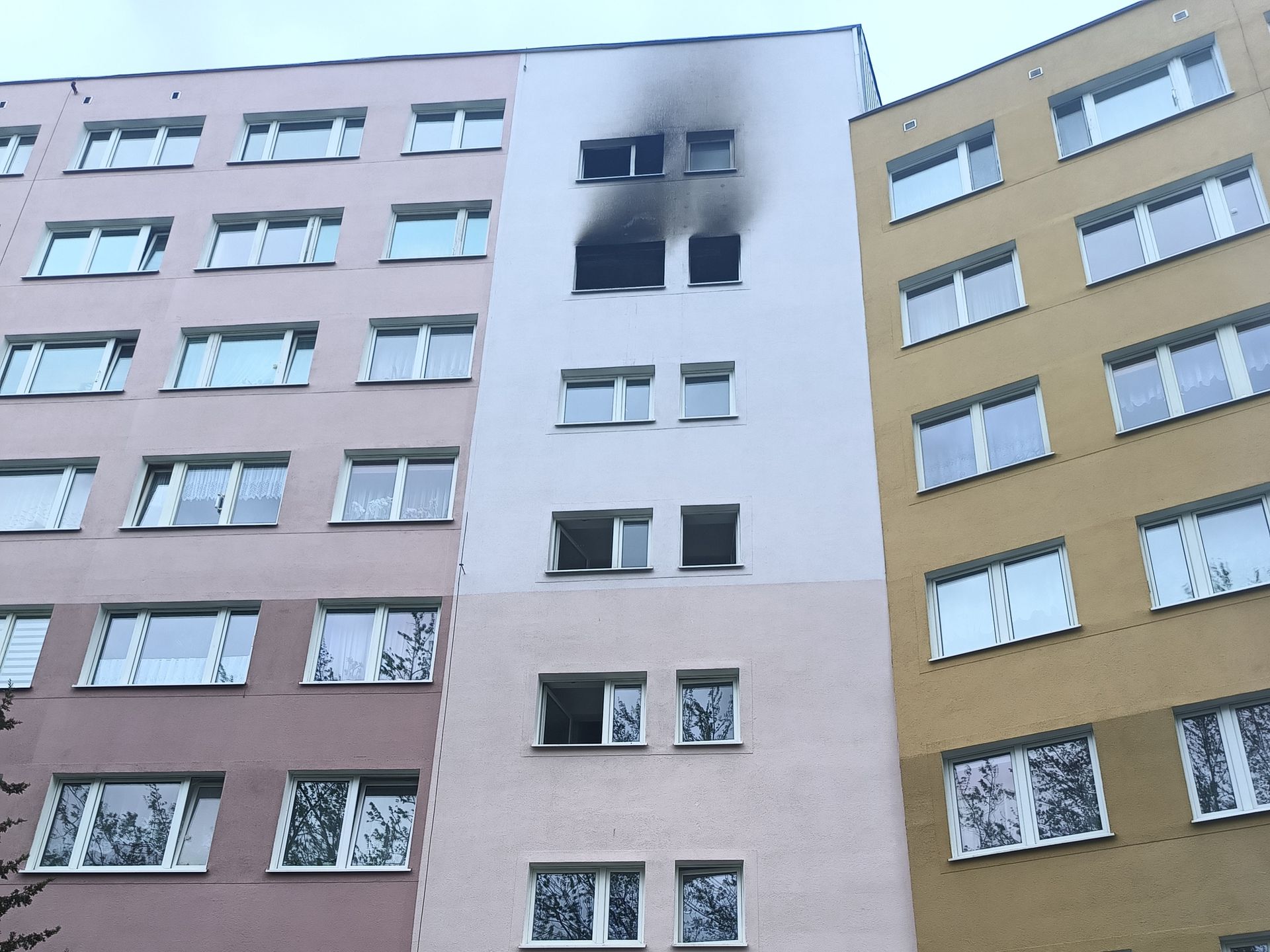 Zniszczenia po pożarze w bloku przy ul. Radzyńskiej w Lublinie