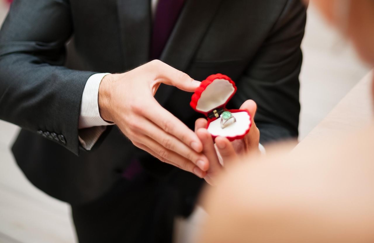 Oświadczył się, ale pod jednym warunkiem. Panna młoda jest wściekła