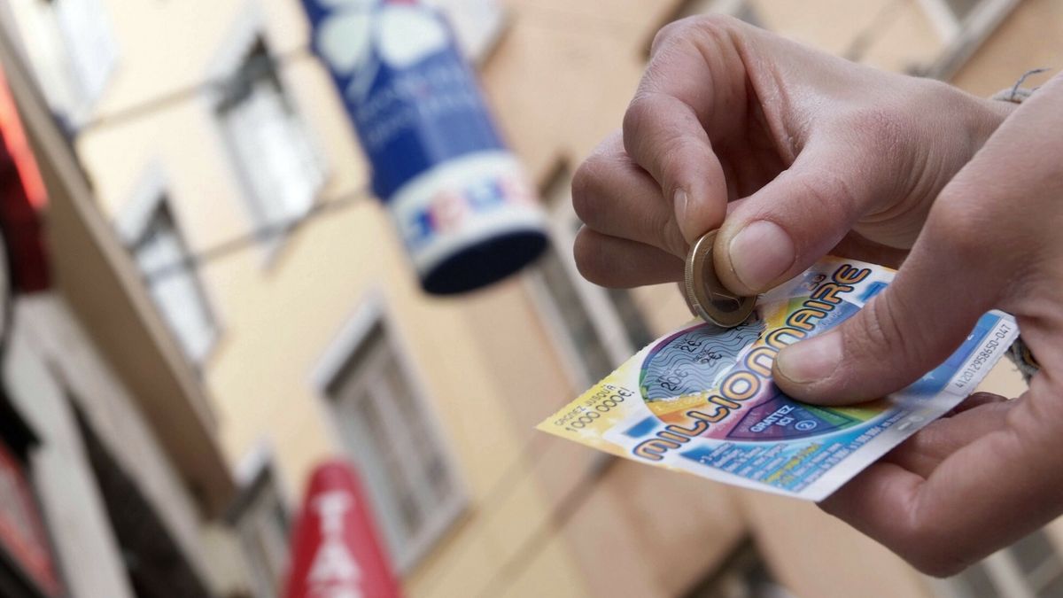 Algierczyk liczy na to, że szczęśliwa zdrapka odmieni jego życie (zdjęcie ilustracyjne)