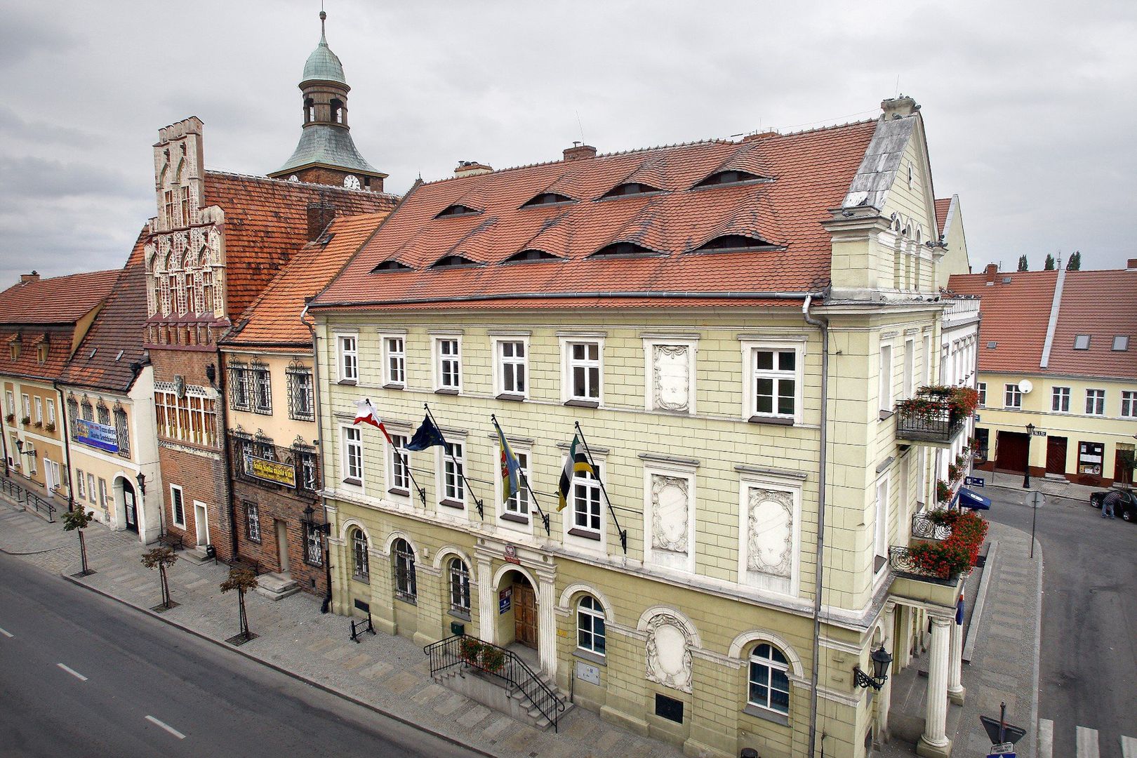 Miejsce 10. ma powiat średzki, czyli urokliwe miejsce w połowie drogi między Wrocławiem a Legnicą. Kto nie słyszał o jego skarbie?Jeśli chodzi o bezpieczeństwo, GUS raportuje o 19 przestępstwach na 59,08 tys. mieszkańców, czyli współczynnik 0,3215 / 1000 os. 