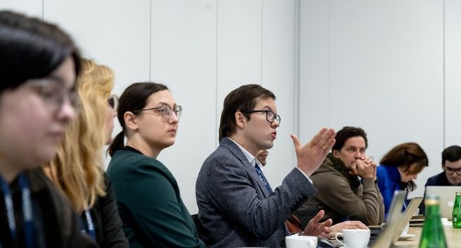 Na czym polegają kampanie dezinformacyjne w sieci? Zagrożenia to deepfake, influencerzy i boty