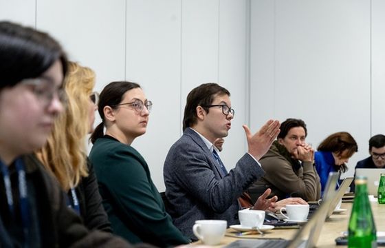 Na czym polegają kampanie dezinformacyjne w sieci? Zagrożenia to deepfake, influencerzy i boty