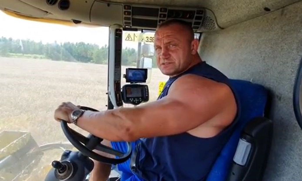 Mariusz Pudzianowski w kombajnie