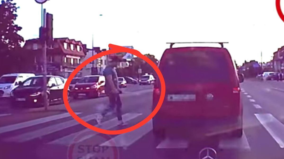 Rozwścieczony pieszy postanowił "dać nauczkę" kierowcy VW